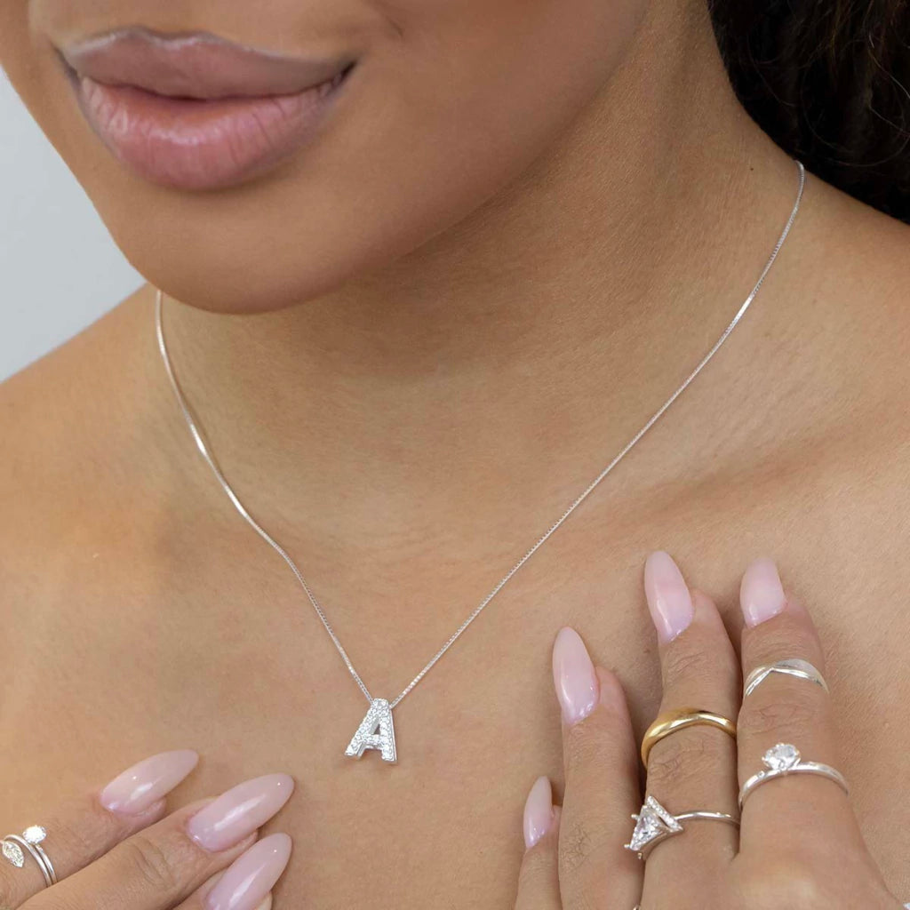 Colar Inicial Cravejada com Zircônias em Prata 925 Casa Plata®